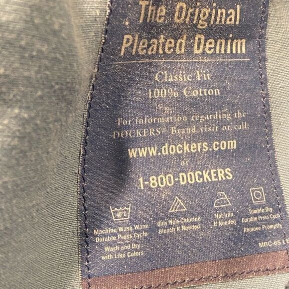 Vintage Levi’s Denim Pleated Dockers. Size 36x32 - Picture 3 of 4